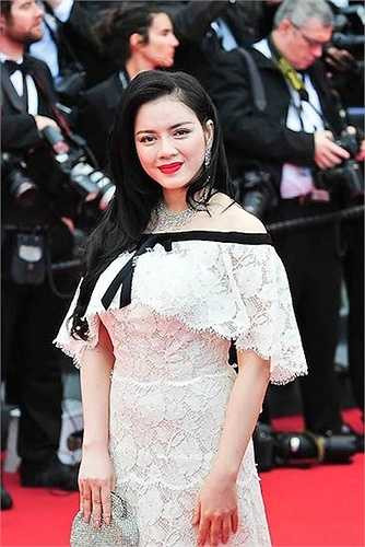 Chiếc đầm 12 tỷ từng gây xôn xao dư luận một thời gian của Lý Nhã Kỳ.