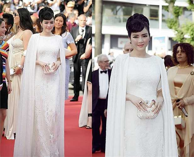 Ngoài ra, cựu Đại sứ Du lịch cũng chia sẻ thêm rằng khi đi các sự kiện quốc tế, nghệ sỹ Việt rất vất vả cả về tài chính cũng như thiếu thốn về ê-kip hỗ trợ.