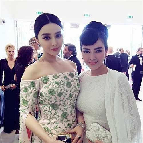 Lý Nhã Kỳ lấy ví dụ về trường hợp Phạm Băng Băng. Minh tinh Hoa ngữ bước lên thảm đỏ có tới 3 trợ lý phía sau để giúp cô chỉnh trang váy áo, có stylist theo sát, còn cô vừa phải làm việc, vừa tự ủi đồ ...