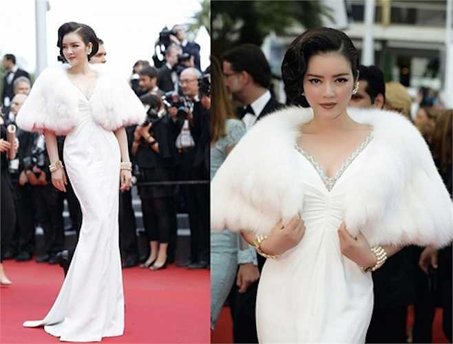 Lý Nhã Kỳ xuất hiện trong một bộ cánh quý tộc gây 'bão' tại Việt Nam.