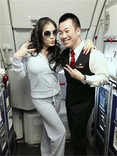 Thông tin ban đầu cho biết, do mến mộ cựu Đại sứ Du lịch nên tiếp viên trưởng của chuyến bay đã mời Lỹ Nhã Kỳ vào buồng lái. Đang điều khiển máy bay, nhưng các phi công vẫn rời ghế lái để nhường chỗ cho Lý Nhã Kỳ và thay phiên nhau, quay mặt lại cùng chụp ảnh.