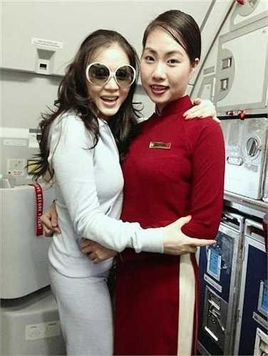 Lý Nhã Kỳ cũng tung ra bức 'tâm thư' của tiếp viên trưởng chuyến bay để làm dịu đi dư luận, nhưng chính anh này lại liên tiếng tố cáo 'kiều nữ kim cương' đã giả mạo bức tâm thư này.