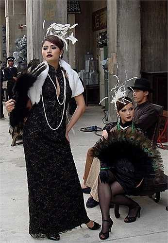 Lý Nhã Kỳ và Vũ Thu Phương tung ảnh hậu trường trong những trang phục cầu kỳ.