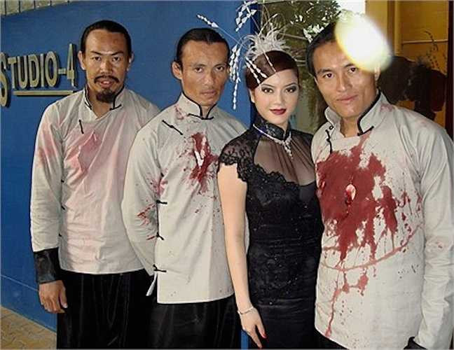 Khoe ảnh với bạn diễn, chia sẻ những chi tiết gây cấn, hồi hộp.