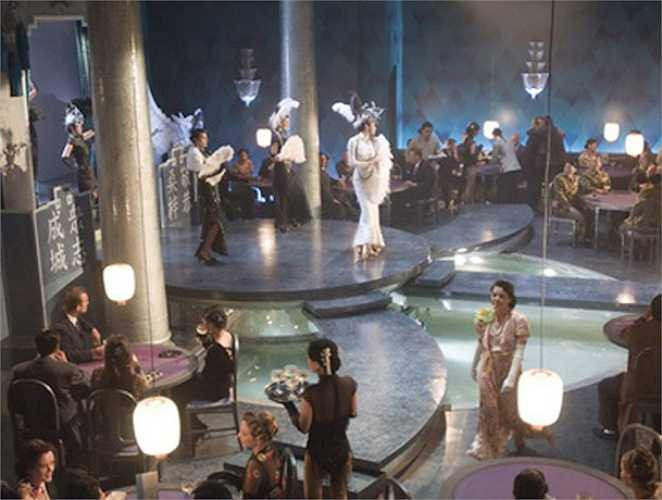 Nhưng khi bộ phim ra mắt, khán giả Việt đã rất bất ngờ khi Lý Nhã Kỳ và Vũ Thu Phương chỉ là hai vũ nữ biểu diễn một số động tác múa trên sân khấu, làm nền cho cảnh truy lùng phiến quân Trung Quốc của quân đội Nhật trong vài giây ngắn ngủi.