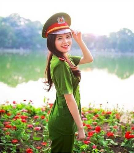 Cô nữ sinh này sinh năm 1993, đến từ Quảng Bình và hiện đang học lớp b2c2k50, chuyên ngàh Cảnh sát Giao thông.