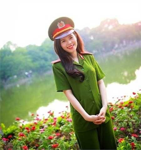 Sinh ra trong gia đình có bố làm công an nên từ nhỏ cô bạn đã nuôi dưỡng ước mơ trở thành một chiến sỹ công an.