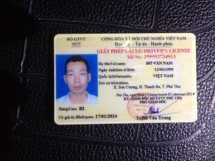 Tài xế xe tải mang kiếm dài 1 mét đi đường tự vệ