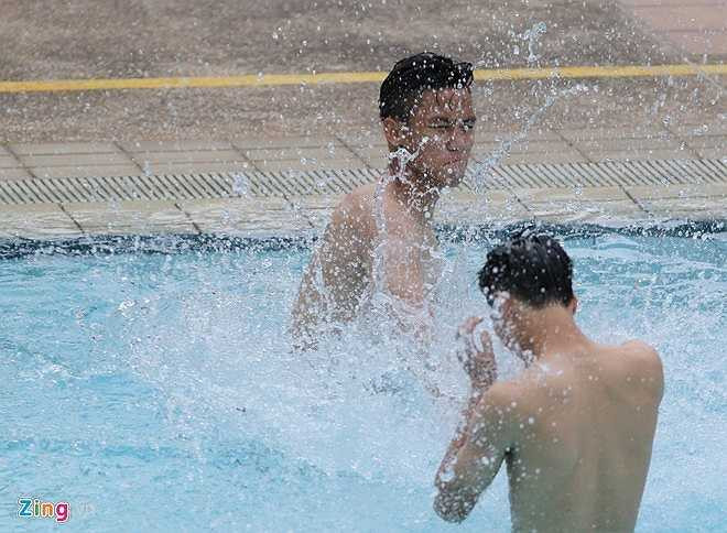 Các cầu thủ trẻ hào hứng vui đùa dưới nước mát vì thời tiết ở Singapore khá nóng. Ngọc Hải tinh nghịch té nước trêu đàn em Văn Toàn.