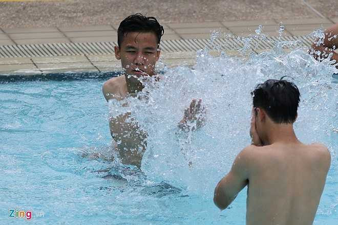 Tiền đạo HAGL sặc sau khi bị các đàn anh té nước hội đồng. HLV Miura cho biết, ông muốn các cầu thủ quên thất bại trước Thái Lan và chuẩn bị chinh phục SEA Games.