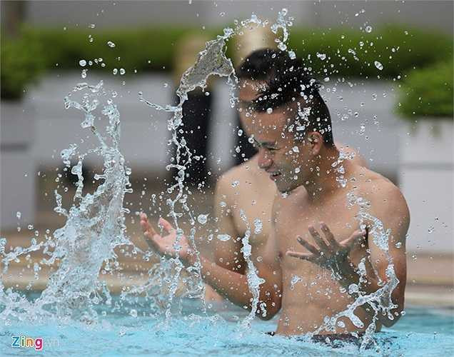 Ở một góc bể bơi, Huy Toàn - cầu thủ đá chính 90 phút trong trận gặp Thái Lan nô đùa với Hồng Quân.