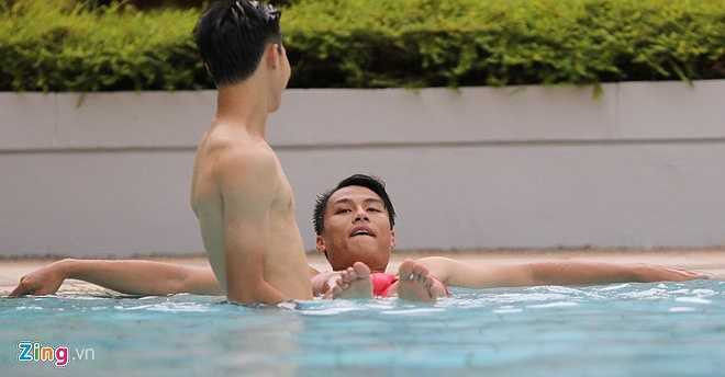 Sau khi cho các học trò vui đùa thoải mái, bác sĩ Shinichi bố trí 2 cầu thủ một cặp để hỗ trợ các động tác thả lỏng và thư giãn dưới nước.