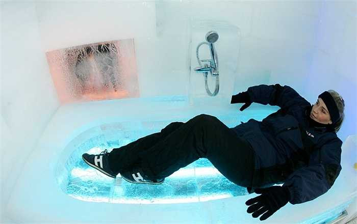 Ở Berlin, năm 2005, một ngôi nhà băng đã được xây dựng từ 1000 khối băng đá lớn nhỏ. 