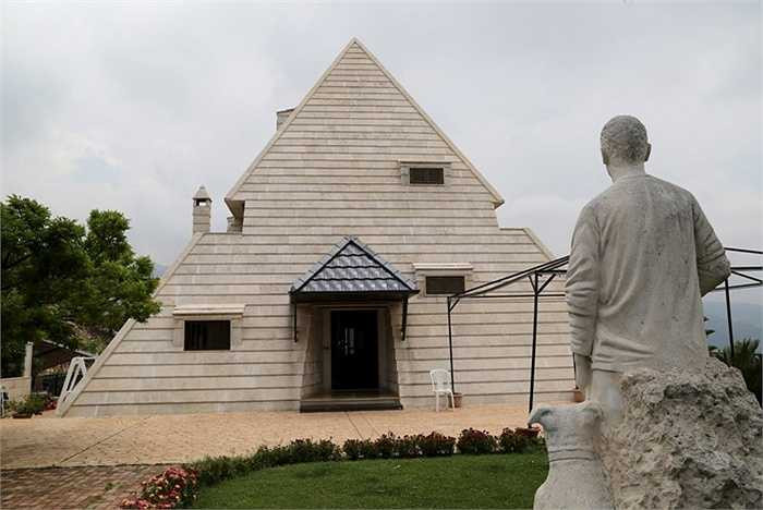 Ngôi nhà này từ hình dáng bên ngoài đến nội thất đều được lấy cảm hứng từ kim tự tháp Ai Cập. 