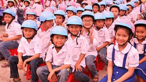 Honda Việt Nam tặng 30.000 mũ bảo hiểm cho HS, SV trong năm 2015