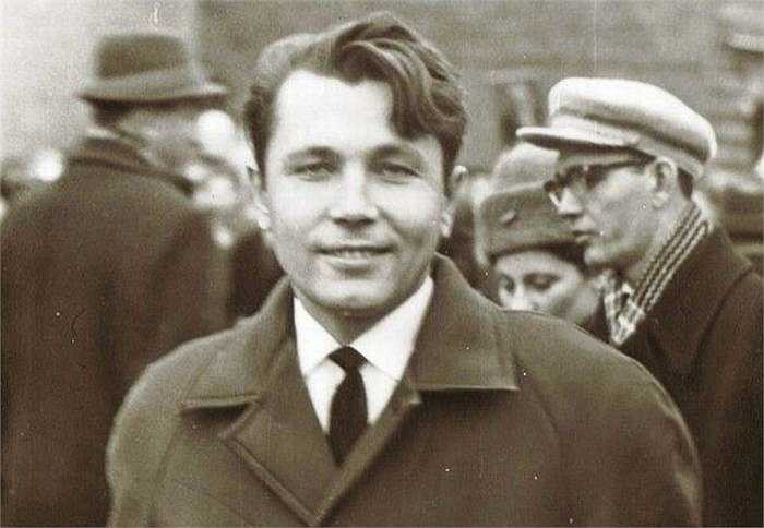 Vào ngày 29/6/1961, bác sỹ Leonid Rogozov bắt đầu sốt cao, cảm thấy buồn nôn, đau dữ dội ở dạ dày và đau bụng ở phía bên tay phải. Anh đã tự khám cho chính mình và phát hiện ra rằng mình bị viêm ruột thừa và có thể vỡ bất cứ lúc nào gây nguy hiểm cho tính mạng. 