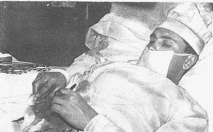 Đúng 2 giờ sáng, bác sỹ Rogozov tự tiêm thuốc gây tê và thành bụng, đó cách giảm đau duy nhất anh có thể sử dụng trong suốt ca mổ. 