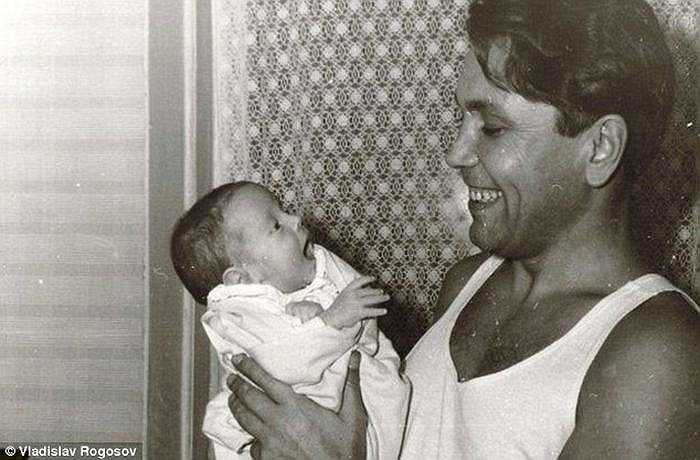 Hơn 1 năm sau, đoàn thám hiểm lên đường trở về từ Nam Cực. Họ cập cảng Leningrad ngày 29/5/1962. Bác sỹ Rogozov quay lại cuộc sống thường ngày và tiếp tục công tác và giảng dạy tại Khoa ngoại tổng hợp, Viện Y học số 1 Leningrad. 