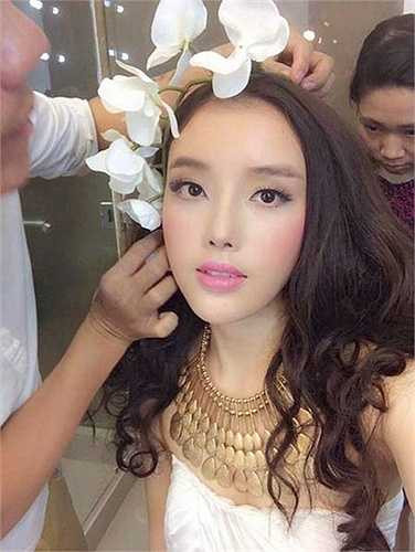 Khuôn mặt Mai Ngọc Phượng sở hữu các đường nét khá hoàn hảo với đôi mắt to, chiếc mũi cao. 