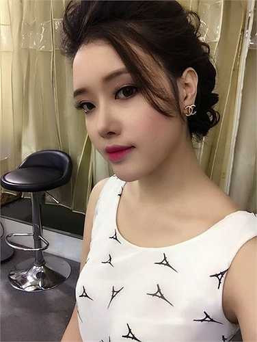 Đặc biệt làn da trắng như sứ của Mai Ngọc Phượng cũng khiến nhiều người ghen tị. 