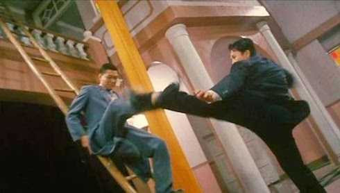  Pha ẩu đả của Chu Tỉ Lợi (trái) với Chân Tử Đan trong Iron Monkey 2.