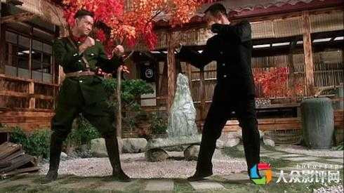  Màn đối đầu Chu Tỉ Lợi (trái) và Lý Liên Kiệt trong Tinh võ anh hùng.