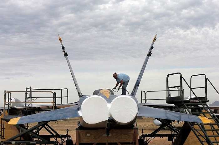 Nhân viên chăm sóc cho chiếc Blue Angel F-18 của Hải quân đã nghỉ hưu