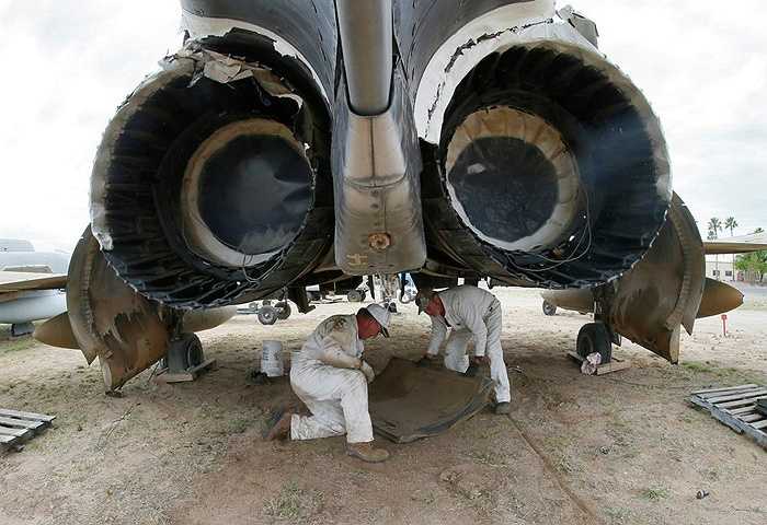 Tháo dỡ các linh kiện của F4 Phantom