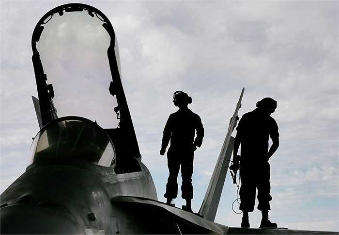 Sửa chữa máy bay F/A-18