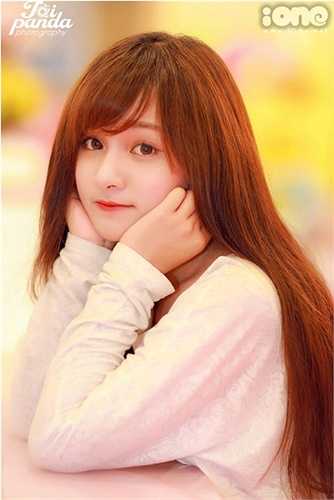 Cao Ngọc Phương Anh (sinh năm 1995) là sinh viên năm 2 khoa Quản trị kinh doanh, ĐH Quốc tế. Sở hữu vẻ đẹp ngọt ngào như kẹo sữa, Phương Anh được nhiều người mến mộ.