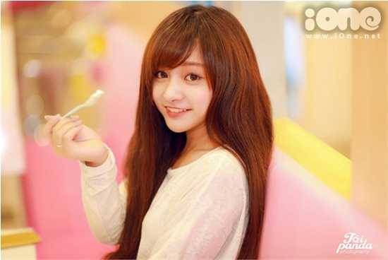 Ngoài công việc học tập, Phương Anh còn làm mẫu ảnh và làm MC cho một kênh giao lưu, giải trí của giới trẻ .