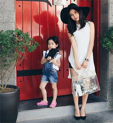 'Cải Bắp' Lưu Hương Giang từng tiết lộ, con gái 4 tuổi Mina rất thích làm điệu và tạo dáng như người mẫu nhí. 