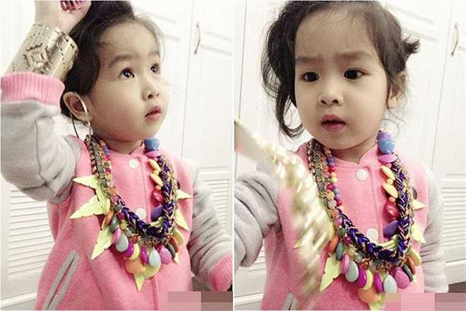 Công chúa đầu lòng của vợ chồng huấn luyện viên The Voice Kids còn dùng trộm nữ trang và đồ trang điểm của mẹ. Mỗi khi được chụp ảnh, Mina cũng rất linh hoạt khi tạo dáng.