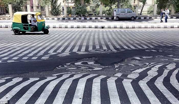 Nắng nóng 45 độ C khiến mặt đường ở New Delhi, Ấn Độ tan chảy