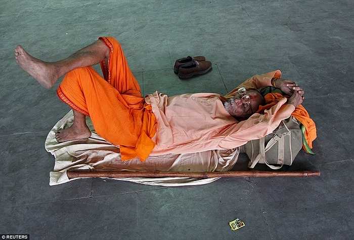 Một người đàn ông theo đạo Hindu nằm tránh nóng, hơn 1.000 người Ấn Độ đã thiệt mạng trong đợt nóng