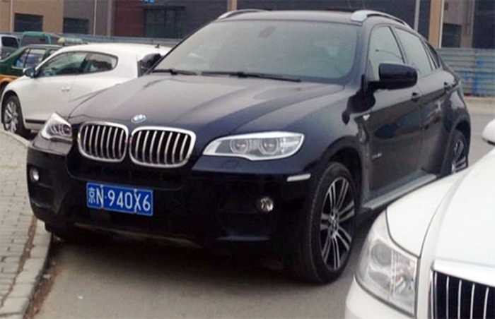 Tại Trung Quốc, xe biển xanh chữ trắng được cấp cho xe tư nhân, với mức thuế phí khá cao khiến những chiếc sang đến tay người dùng cá nhân có mức giá ngất ngưởng.