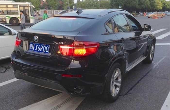 Giờ đây, nhà giàu Trung Quốc chuyển sang săn tìm những biển số có ký tự trùng với mã hiệu xe. Như chiếc xe BMW X6 này có ký tự X6 trên bảng số.