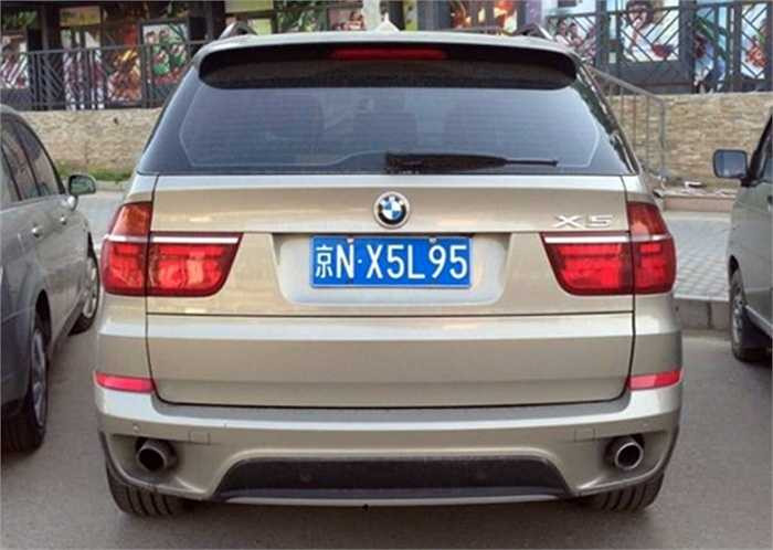 Như chiếc xe này (BMW X5) có chữ X5 trên bảng số, giúp cho người không rành về thương hiệu cũng có thể đọc tên chiếc xe một cách dễ dàng. Đồng thời chiếc xe cũng gây ấn tượng trên phố mỗi khi ai đó nhìn vào bảng số của nó.