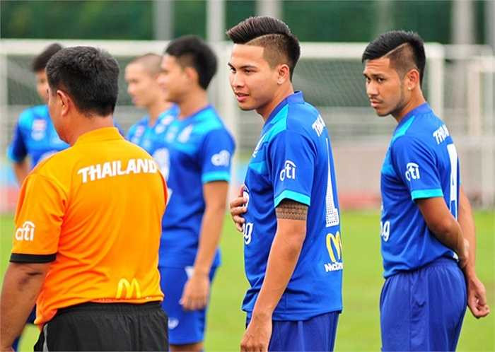 Có mặt ở Singapore từ trưa 26/5, U23 Thái Lan có buổi tập thứ hai trên sân cỏ trường Đại học Bách khoa Nanyang chiều qua 27/5. Trên sân, các cầu thủ trẻ Thái Lan khoe kiểu đầu cắt tỉa tỉ mỉ đầy phong cách.