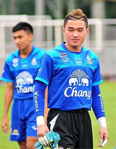 Thủ môn Chanin Sae-Eae thể hiện sự chăm chút cho mái tóc bằng việc 'dọn dẹp' và nhuộm vàng phần mái.