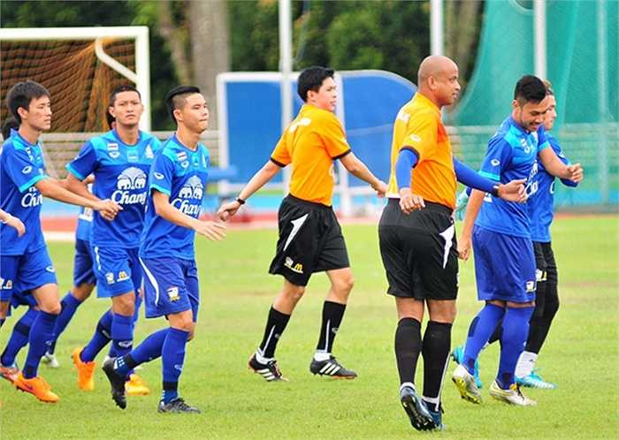 Trong khi các học trò chăm chút mái tóc, HLV Choketawee Promrut chọn style 'đầu trọc'. Ông sẽ là phó tướng cho HLV Kiatisuk làm việc với U23 Thái Lan tại Singapore. Các chỉ đạo về nhân sự, chiến thuật từ quê nhà sẽ được thực hiện qua điện thoại.