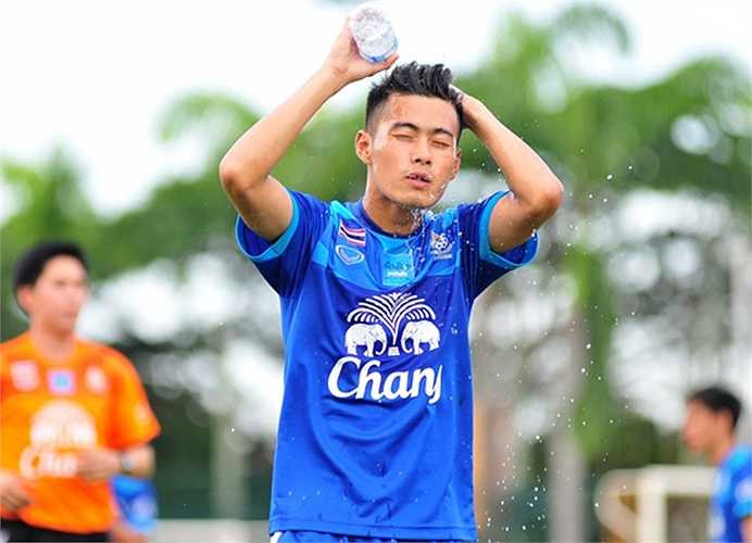 Cầu thủ giải nhiệt sau buổi tập trên sân trường Đại học Bách khoa Nanyang. U23 Thái Lan sẽ gặp U23 Việt Nam ở lượt trận cuối cùng ngày 10/6. Trong 4 lần đối đầu với Thái Lan từ SEA Games 2003 trở lại đây, U23 Việt Nam có hai trận hòa (1-1 ở vòng bảng SEA Games 2003, 1-1 ở vòng bảng SEA Games 2009) và hai lần thua (1-2 ở chung kết SEA Games 2003, 1-2 ở chung kết SEA Games 2005).