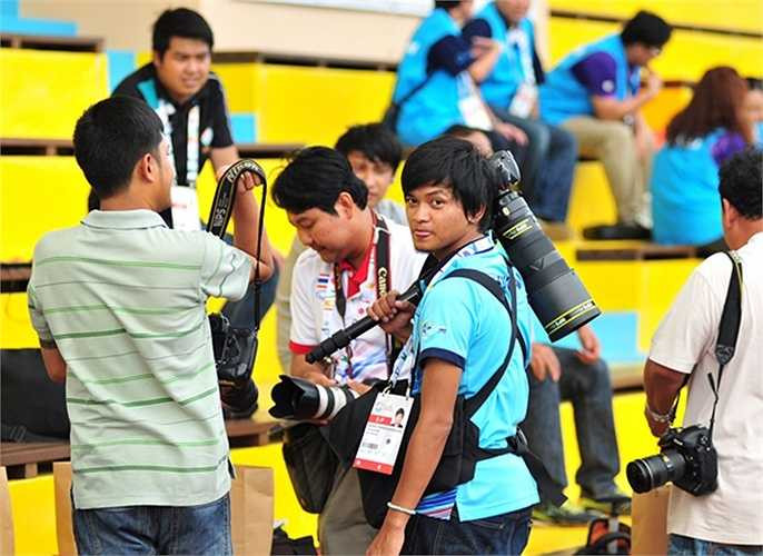 Một phóng viên Thái Lan cho biết họ tới để đưa tin về đội bóng và tài năng trẻ rất được mong đợi Chanathip. Cầu thủ khéo léo mệnh danh là Messi được kỳ vọng sẽ nâng tầm bóng đá Thái trong thời gian tới.