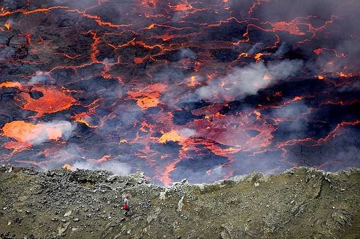 Khi núi lửa phun trào, mọi người thường chú ý từ xa. Nhưng thực tế, bên trong miệng núi lửa, những dòng dung nham đỏ rực, nóng chảy kinh hoàng