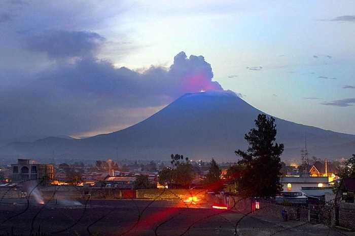 Nyiragongo là núi lửa nằm giữa hai quốc gia Congo và Rwanda ở châu Phi. Núi lửa này có hồ dung nham đứng trong 5 hồ dung nham lớn nhất thế giới
