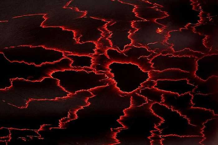 Hình ảnh cận cảnh hồ dung nham với những dòng nham thạch đỏ rực đáng sợ