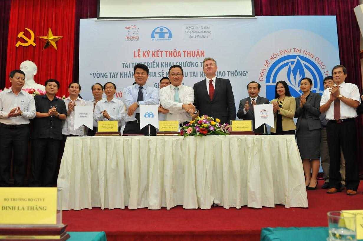 Tặng 5.000 hợp đồng bảo hiểm cho gia đình nạn nhân bị tai nạn giao thông