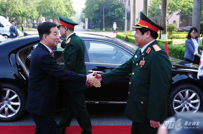 Đại tướng Phùng Quang Thanh đón Bộ trưởng Quốc phòng Hàn Quốc Han Min Koo tại trụ sở Bộ Quốc phòng Việt Nam sáng 28/5