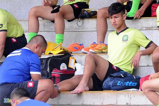 Khác với đồng đội, cầu thủ đang khoác áo U18 Chelsea, Faiq Bolkiah được sự chăm sóc riêng từ thành viên ban huấn luyện trước khi vào buổi tập. 