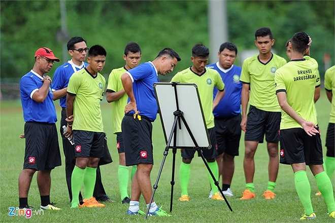 Buổi tập kéo dài 2 giờ đồng hồ và kết thúc vào 16h45. Trận đấu ra quân của U23 Brunei và Việt Nam tại Bảng B SEA Games 18 sẽ diễn ra vào 16h (giờ Singapore) ngày 29/5 trên sân vận động Bishan. (Nguồn: Zing)